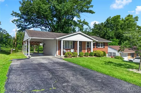 2111 Pincian Dr, Fenton, MO 63026