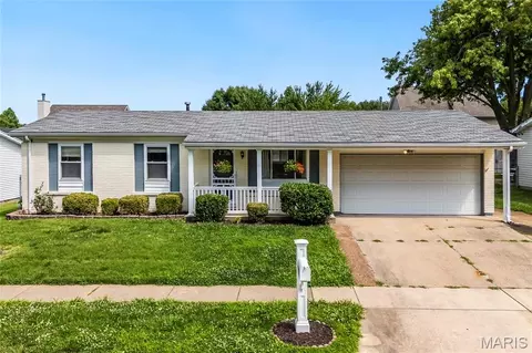 12011 Bobbett Dr, Maryland Heights, MO 63043