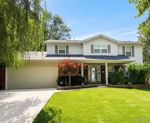334 Clayton Oaks Dr, Ellisville, MO 63011