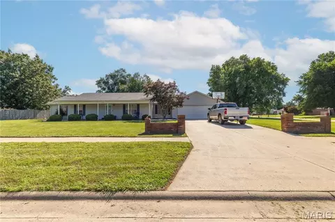 212 Foust Dr, Sikeston, MO 63801