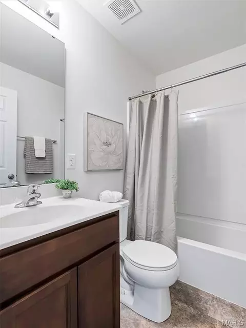 Bath - 5376 Shawnee View Ct, Eureka, MO 63025 photo 2 of 2