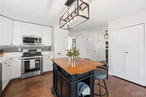 Kitchen - 1015 Anna Meadows Ln, Ballwin, MO 63021 photo 2 of 3