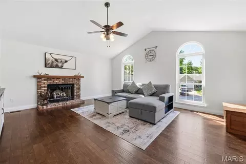 Living - 1015 Anna Meadows Ln, Ballwin, MO 63021 photo 2 of 4