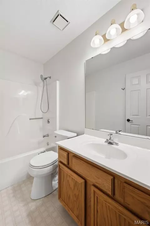 Bath - 1015 Anna Meadows Ln, Ballwin, MO 63021 photo 3 of 3