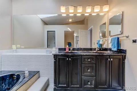 Bath - 1002 Hemingway Ln #H, Weldon Spring, MO 63304 photo 3 of 7