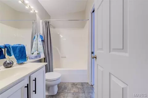 Bath - 1002 Hemingway Ln #H, Weldon Spring, MO 63304 photo 6 of 7