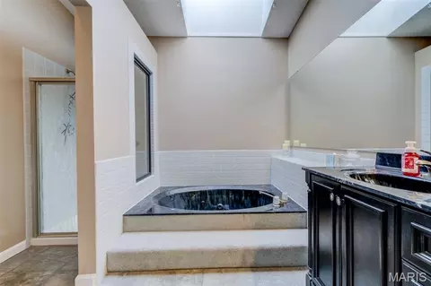 Bath - 1002 Hemingway Ln #H, Weldon Spring, MO 63304 photo 2 of 7