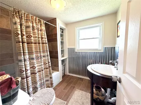 Bath - 1086 Mill Hill Rd, Saint Clair, MO 63077 photo 1 of 2