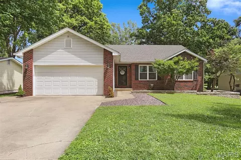 28 S Meadow Ln, Glen Carbon, IL 62034