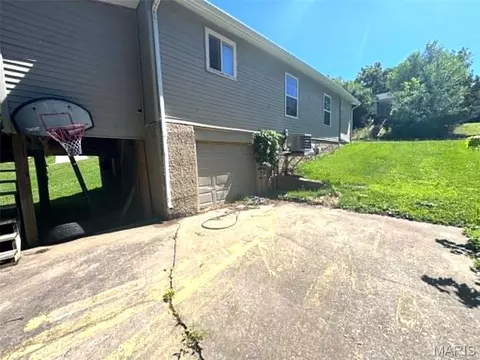 Exterior - 627 Pine St, Hannibal, MO 63401 photo 5 of 6