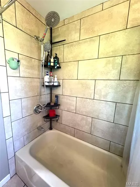 Bath - 627 Pine St, Hannibal, MO 63401 photo 2 of 3