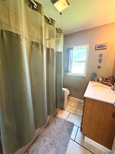 Bath - 627 Pine St, Hannibal, MO 63401 photo 1 of 3