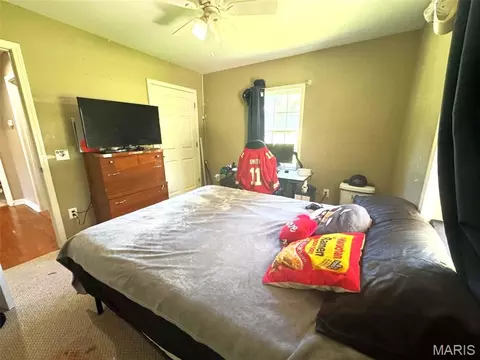 Bedroom - 627 Pine St, Hannibal, MO 63401 photo 2 of 3