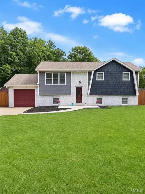 729 Albers Ln, Bethalto, IL 62010
