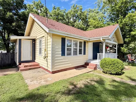 Exterior - 302 E 10th St, Salem, MO 65560 photo 2 of 6
