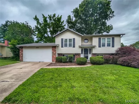 1957 Tealwood Cove Dr, Florissant, MO 63031