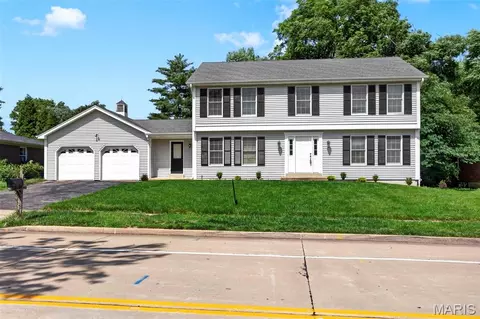 310 Stablestone Dr, Chesterfield, MO 63017