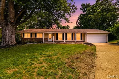 1344 Palm Ridge Ct, Saint Louis, MO 63146