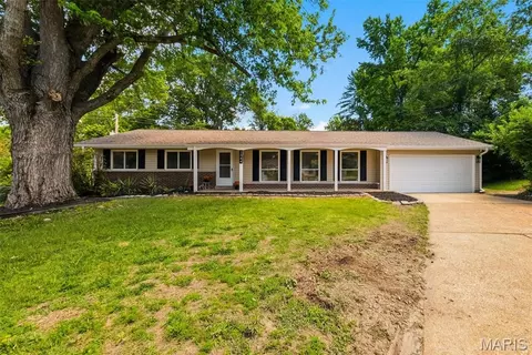 1344 Palm Ridge Ct, Saint Louis, MO 63146