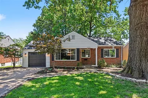 1310 Lanvale Dr, Webster Groves, MO 63119