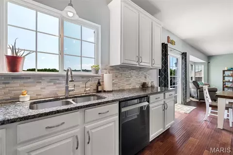 Kitchen - 2 Doe Valley Ct, O'fallon, MO 63366 photo 6 of 8