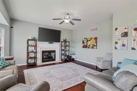 Living - 2 Doe Valley Ct, O'fallon, MO 63366 photo 2 of 4