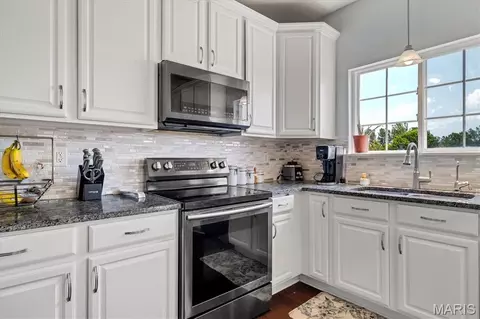Kitchen - 2 Doe Valley Ct, O'fallon, MO 63366 photo 4 of 8