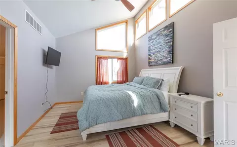 Bedroom - 768 Squaw Rd, Cuba, MO 65453 photo 3 of 5