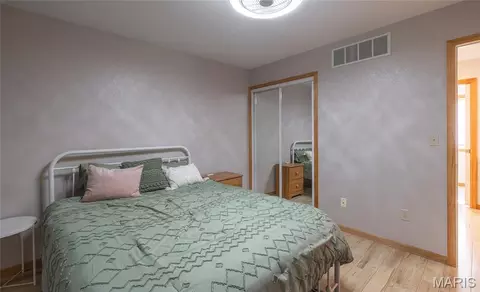 Bedroom - 768 Squaw Rd, Cuba, MO 65453 photo 2 of 5