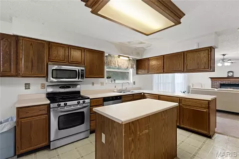 Kitchen - 2263 Pendleton Cir, O'fallon, MO 63368 photo 3 of 5