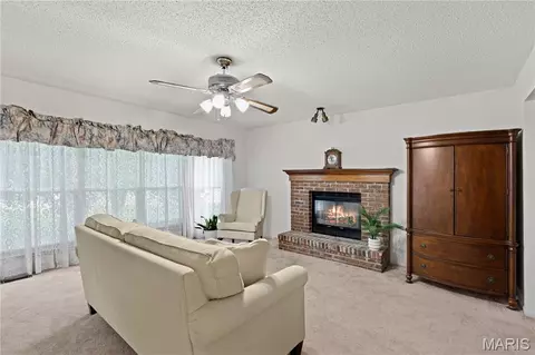 Living - 2263 Pendleton Cir, O'fallon, MO 63368 photo 2 of 3