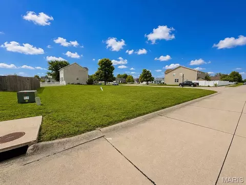 608 Joyce Ln, New Baden, IL 62265
