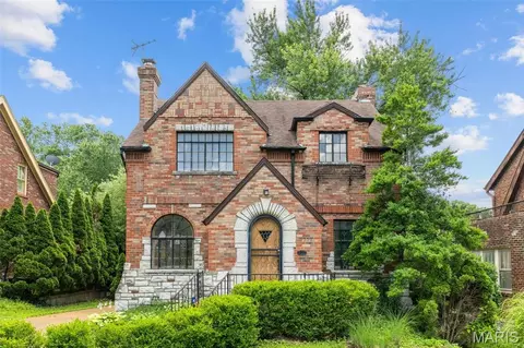 7332 Country Club Dr, Saint Louis, MO 63121