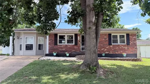 16 Hillcrest Dr, Fredericktown, MO 63645