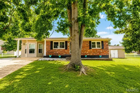 16 Hillcrest Dr, Fredericktown, MO 63645