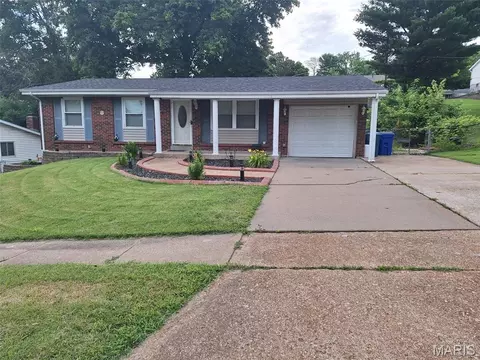 12765 Spanish Village Dr, Bridgeton, MO 63044