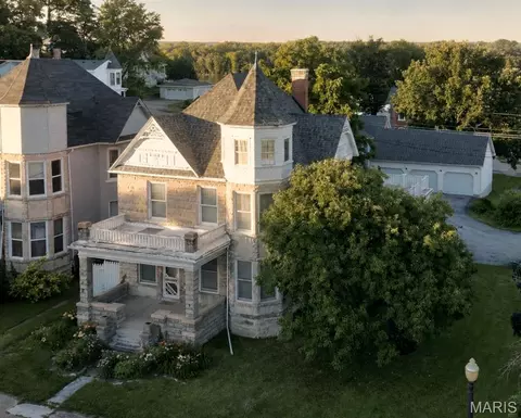 215 N 3rd St, Louisiana, MO 63353