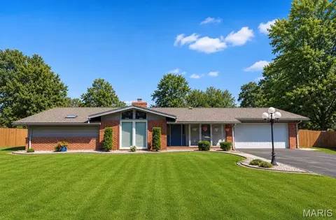 1504 Papillon Dr, Saint Louis, MO 63146
