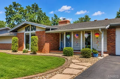 1504 Papillon Dr, Saint Louis, MO 63146