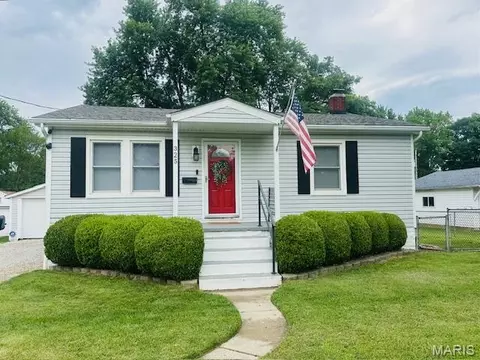 325 S 52nd St, Belleville, IL 62226