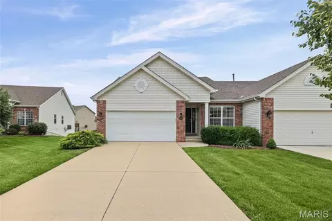 6852 Kensington Dr, Maryville, IL 62062