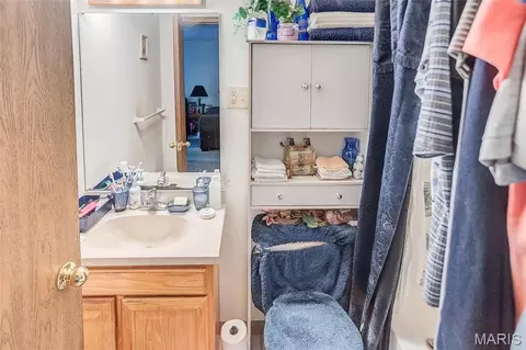 Bath - 504 Marsh Ave, Alton, IL 62002 photo 1 of 1