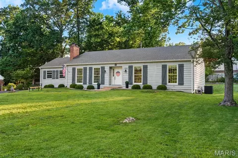 325 Nantucket Dr, Ballwin, MO 63011