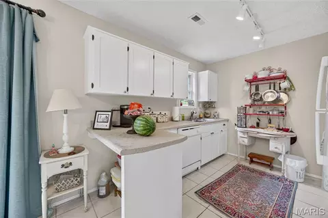 Kitchen - 15420 Talbot Ln, Saint Robert, MO 65584 photo 2 of 6