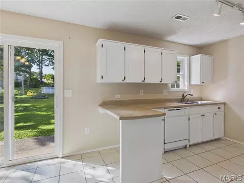 Kitchen - 15420 Talbot Ln, Saint Robert, MO 65584 photo 2 of 4