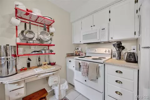 Kitchen - 15420 Talbot Ln, Saint Robert, MO 65584 photo 4 of 6