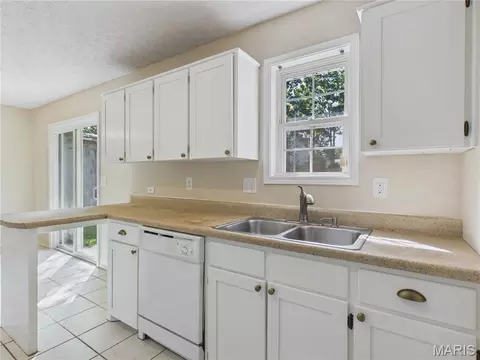Kitchen - 15420 Talbot Ln, Saint Robert, MO 65584 photo 3 of 4