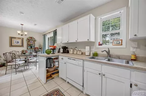 Kitchen - 15420 Talbot Ln, Saint Robert, MO 65584 photo 5 of 6