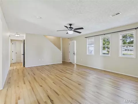 Living - 15420 Talbot Ln, Saint Robert, MO 65584 photo 2 of 4