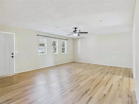 Living - 15420 Talbot Ln, Saint Robert, MO 65584 photo 3 of 4